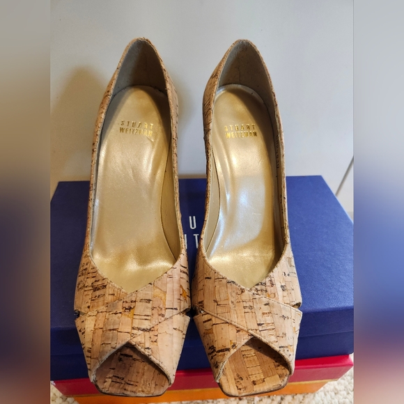 NIB Stuart Weitzman Cork Leather Peep Toe Curved Gold Heel Pumps sz.6.5 Ret $425 - Picture 3 of 14